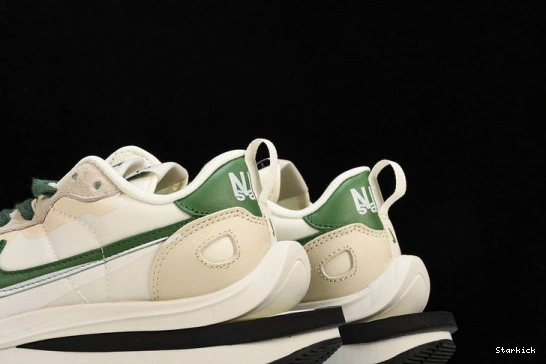 sacai White Vaporwaffle DD1875-102 Nike Green 0708